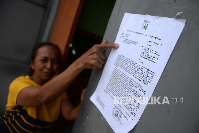  Kertas yang berisi surat sosialisasi penertiban Kalijodo dipasang pada tembok rumah warga di Kawasan Kalijodo, Jakarta, Senin (15/2). (Republika Wihdan)