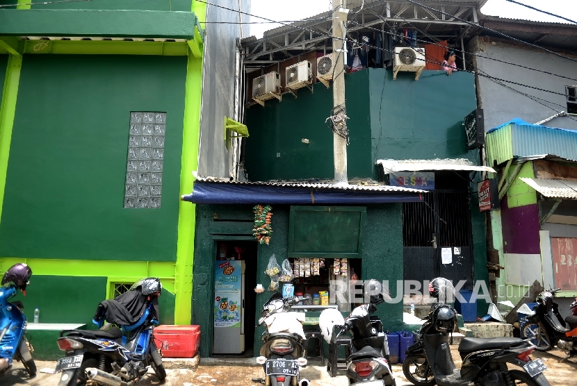 Aktifitas warga usai pemasangan surat sosialisasi pertama penertiban Kalijodo, Jakarta, Senin (15/2).   (Republika Wihdan)