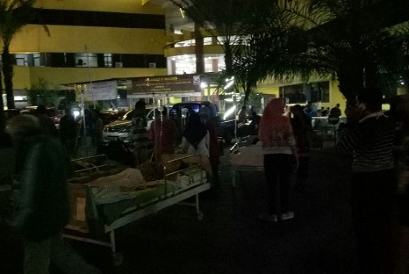 Paseien RS Orthopedi Purwokerto diungsikan keluar gedung rumah sakit menyusul gempa yang terjadi Jumat (15/12)