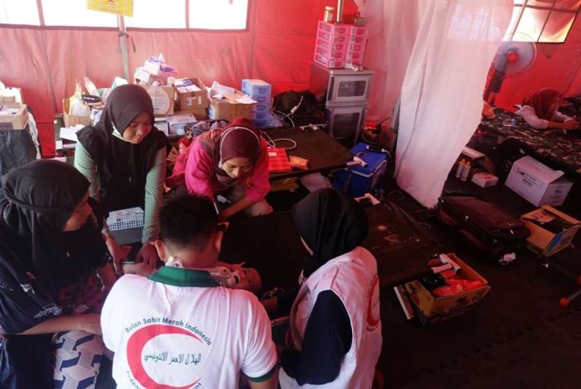 Pasien anak korban gempa Lombok sedang ditangani tim medis relawan BSMI.