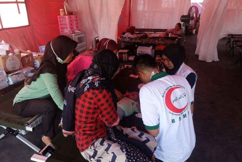 Pasien anak korban gempa Lombok sedang ditangani tim medis / ilustrasi 