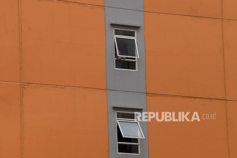 Pasien Covid-19 berada di salah satu tower di kawasan Rumah Sakit Darurat (RSD) wisma atlet, Kemayoran, Jakarta.