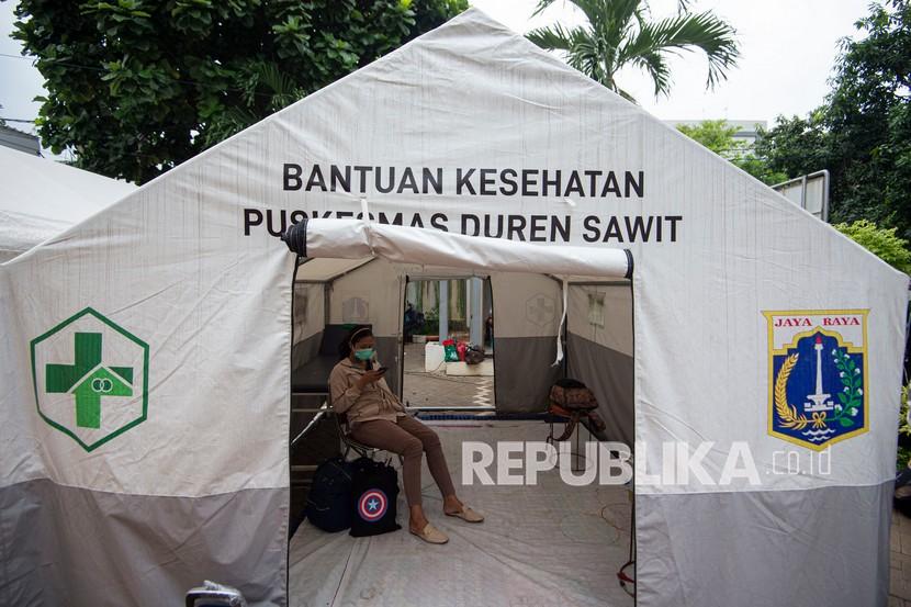Pasien COVID-19 menunggu penjemputan ke Rumah Sakit Darurat Penanganan Covid-19 Wisma Atlet Kemayoran di Puskesmas Duren Sawit, Jakarta, Senin (19/10). Peraturan Daerah (Perda) Penanggulangan Covid-19 yang telah disetujui DPRD DKI Jakarta mengatur sanksi pidana namun dalam kategori ringan. 