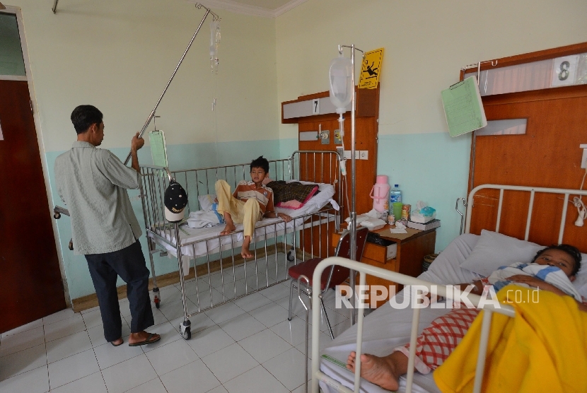   Pasien Demam Berdarah Dengue (DBD) menjalani perawatan di Rumah Sakit Daerah Depok, Sawangan, Jawa Barat, Rabu (27/1).  (Republika/Raisan Al Farisi)