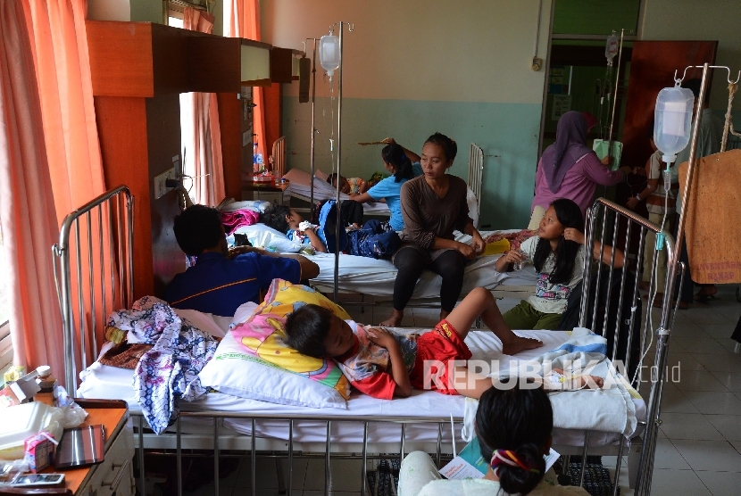  Pasien Demam Berdarah Dengue (DBD) menjalani perawatan di Rumah Sakit Daerah Depok, Sawangan, Jawa Barat, Rabu (27/1). (Republika/Raisan Al Farisi)