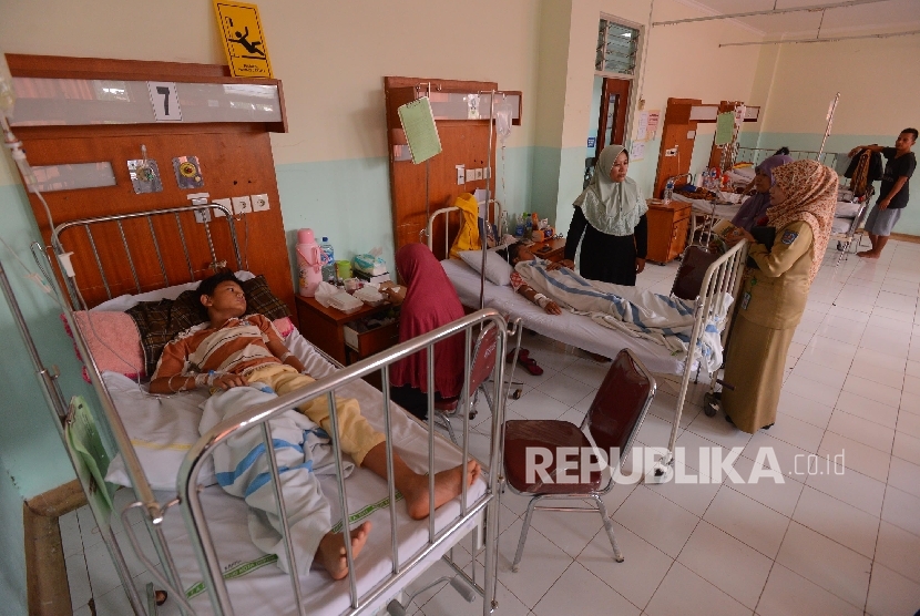 Pasien Demam Berdarah Dengue (DBD) menjalani perawatan di rumah sakit. (Republika/Raisan Al Farisi)