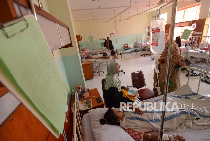 Pasien Demam Berdarah Dengue (DBD) menjalani perawatan di Rumah Sakit Daerah Depok, Sawangan, Jawa Barat, Rabu (27/1). (Republika/Raisan Al Farisi)