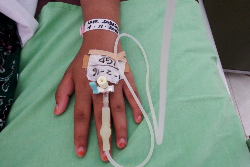 Pasien demam berdarah dengue menjalani perawatan di RS Kristen Mojowarno, Jombang, Jawa Timur, Selasa (2/2). 