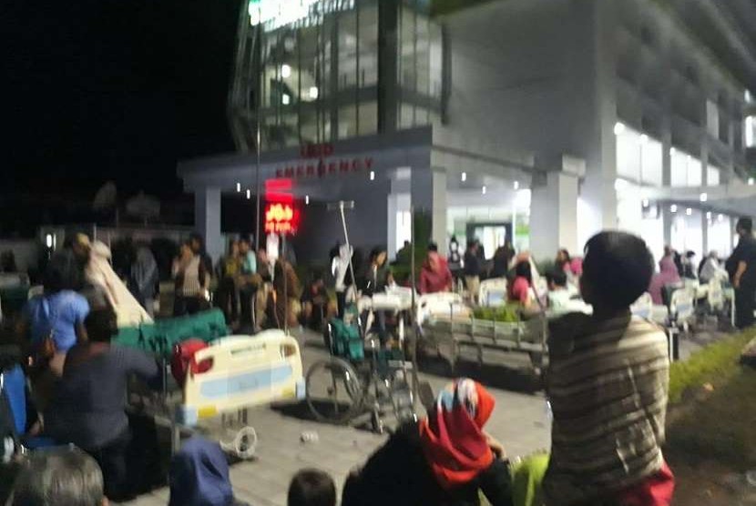 Pasien di RS Grha Ultima, Mataram, dirawat di luar RS karena gempa.  