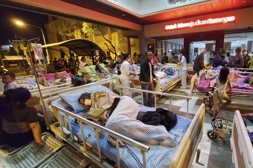 Pasien dievakuasi di luar rumah sakit setelah gempa bumi di Karangasem, Bali, Indonesia, Selasa, 13 Desember 2022. Sebanyak 34 rumah warga rusak akibat gempa di Karangasem, Bali magnitudo 5,2.
