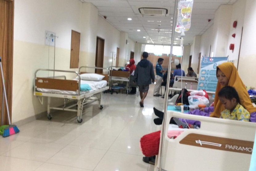 Pasien dirawat inap di lorong lantai 3 RSU Tangsel, Senin (28/1).