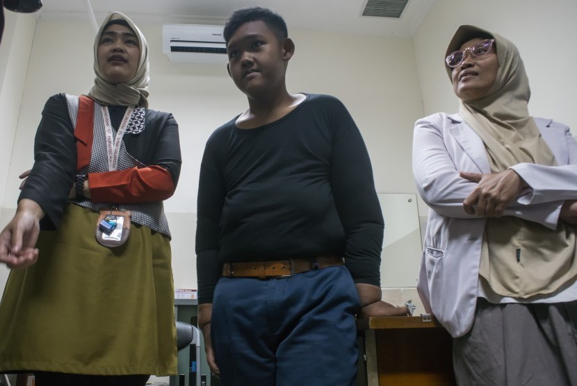 Pasien eks penderita obesitas Arya Permana (tengah) didampingi Dokter Spesialis Anak dan Gizi Anak bersiap melakukan pemeriksaan awal sebelum operasi bedah plastik di RSUP Hasan Sadikin, Bandung, Jawa Barat, Rabu (17/7/2019).