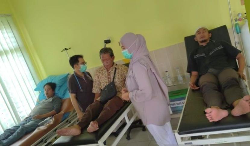 Pasien keracunan makanan saat menerima penanganan di Puskesmas Ciomas, Kabupaten Bogor, Jawa Barat, Jumat (12/1/2024).
