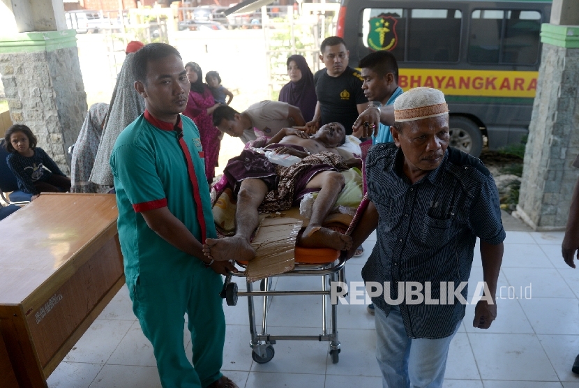 Pasien korban gempa baru tiba di RSUD Meureudu, Pidie Jaya, NAD, Kamis (8/12). 