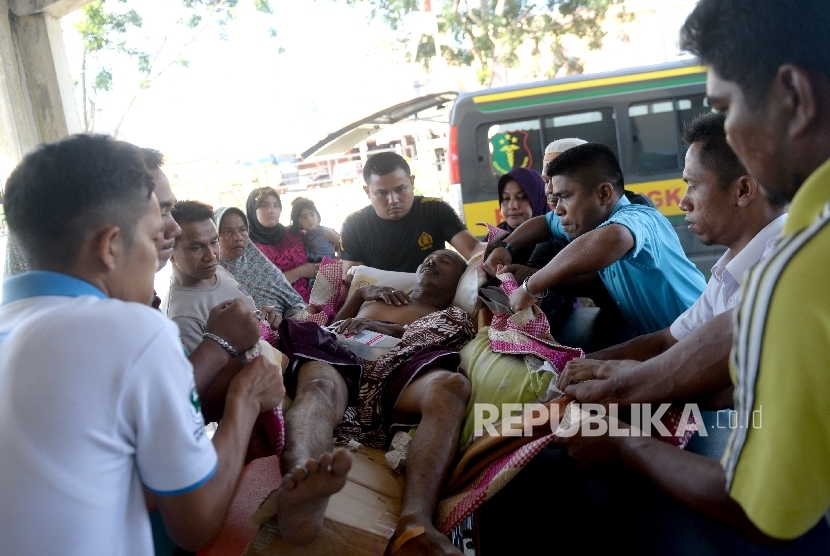 Pasien korban gempa baru tiba di RSUD Meureudu, Pidie Jaya, NAD, Kamis (8/12).