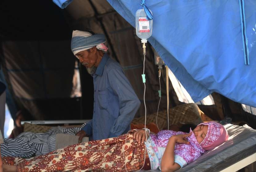 Pasien korban gempa bumi dirawat di halaman RSUD Tanjung, Lombok Utara, NTB, Senin (6/8).