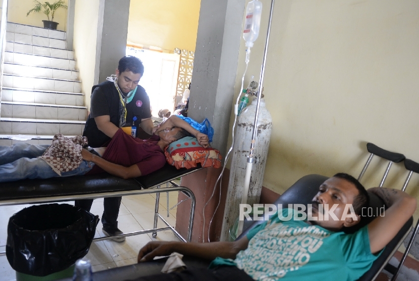  Pasien korban gempa menjalani perawatan di lorong RSUD Meureudu, Pidie Jaya, NAD, Kamis (8/12). 