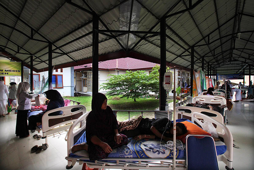 Pasien korban gempa menjalani perawatan medis di lorong Rumah Sakit Umum Daerah (RSUD) Pidie Jaya, Provinsi Aceh, Rabu (14/12).