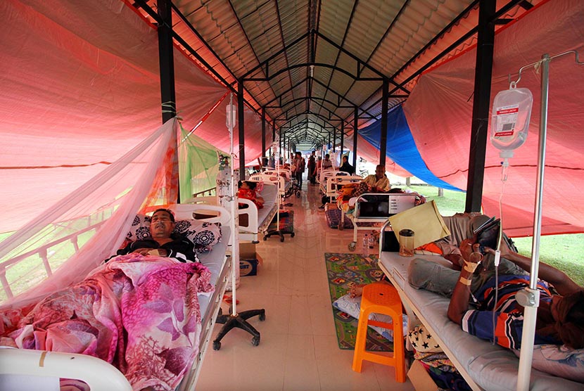 Pasien korban gempa menjalani perawatan medis di lorong Rumah Sakit Umum Daerah (RSUD) Pidie Jaya, Provinsi Aceh, Rabu (14/12).