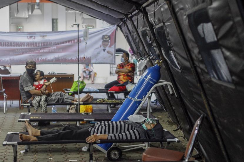 Pasien mendapatkan perawatan di tenda darurat Rumah Sakit Umum Daerah (RSUD) Cibinong, Kabupaten Bogor, Jawa Barat, Kamis (24/6/2021). RSUD Cibinong memasang tenda darurat untuk menampung pasien yang akan masuk ke IGD, karena ketersediaan kamar rawat menipis yaitu dari sebanyak 242 tempat tidur telah terisi 90 persen yang disebabkan lonjakan pasien COVID-19 beberapa hari terakhir di Kabupaten Bogor.