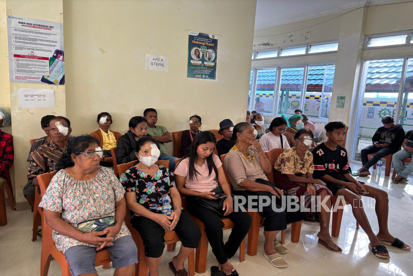 Pasien operasi katarak.