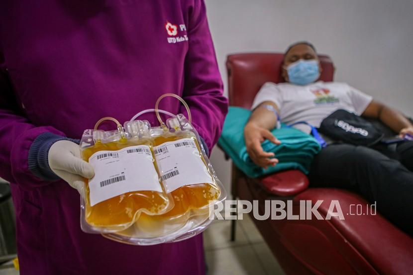 Pasien sembuh COVID-19 melakukan proses pengambilan plasma darah atau plasma konvalesen di Kantor PMI Kota Tangerang, Banten, Kamis (17/12/2020). PMI Kota Tangerang menyediakan plasma konvalesen untuk terapi penyembuhan pasien COVID-19 sekaligus mengajak para penyintas yang sembuh dari COVID-19 untuk mendonorkan plasma darah konvalesen untuk membantu pasien COVID-19 yang masih dalam perawatan.