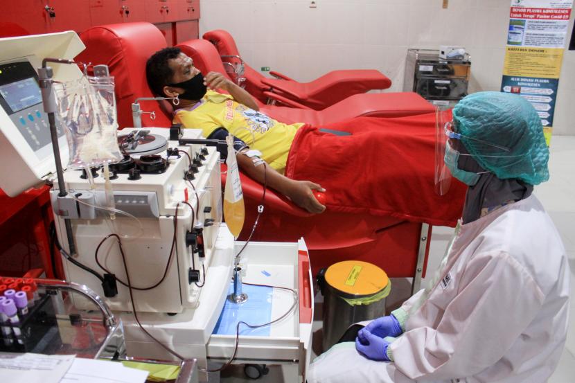  PMI Utamakan Laki-Laki Sebagai Pendonor Plasma Konvalesen. Pasien sembuh Covid-19 mendonorkan plasma darahnya di Unit Tranfusi Darah (UTD) PMI Sidoarjo, Jawa Timur. Pengambilan Plasma konvalesen atau plasma darah dari pasien yang sembuh Covid-19 yang menggunakan alat apheresis tersebut bertujuan membantu penyembuhan dan terapi pasien terkonfirmasi Covid-19.