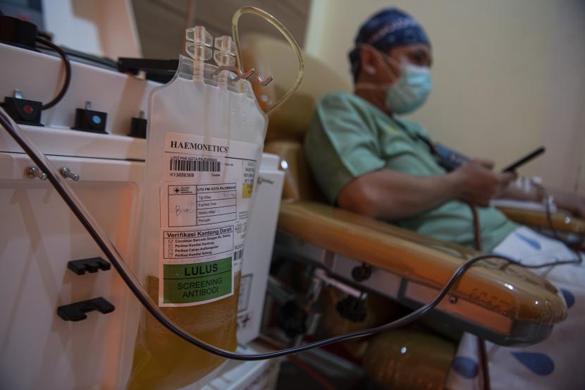 Pasien sembuh COVID-19 mendonorkan plasma konvalesen di Unit Tranfusi Darah (UTD) PMI Palembang, Sumatera Selatan, Senin (18/1/2021). Ketua Umum Palang Merah Indonesia (PMI) Jusuf Kalla menargetkan sebanyak 5.000 orang pasien sembuh COVID-19 mendonorkan plasma konvalesennya dalam satu bulan untuk menekan angka kematian akibat pandemi.
