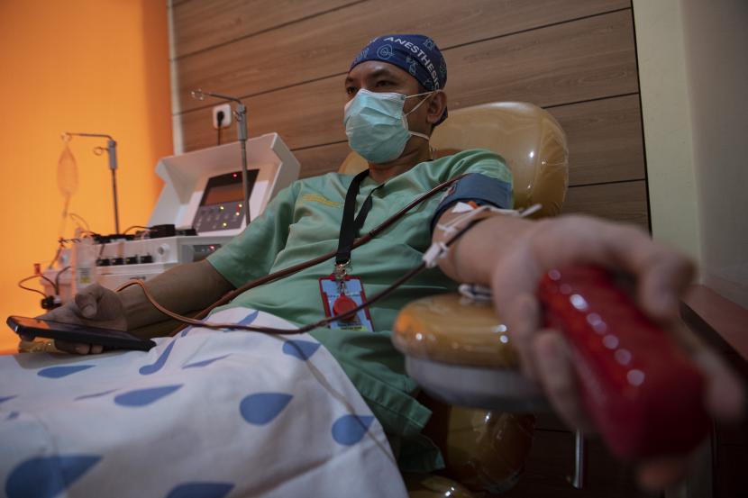 Pasien sembuh COVID-19 yang merupakan dokter di Departemen Anastesi FK Universitas Sriwijaya dan RSMH Palembang mendonorkan plasma konvalesen di Unit Tranfusi Darah (UTD) PMI Palembang, Sumatera Selatan, Senin (18/1/2021). Ketua Umum Palang Merah Indonesia (PMI) Jusuf Kalla menargetkan sebanyak 5.000 orang pasien sembuh COVID-19 mendonorkan plasma konvalesennya dalam satu bulan untuk menekan angka kematian akibat pandemi. 