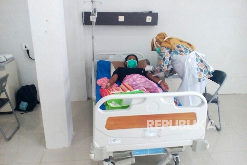 Perawat sedang memeriksa pasien difteri yang dirawat di ruang isolasi Rumah Sakit Singaparna Medika Citrautama Kabupaten Tasikmalaya, Jawa Barat, Kamis (11/1). 