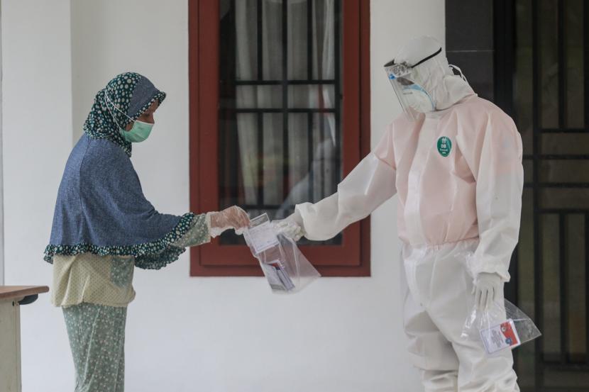 Pasien terkonfirmasi COVID-19 menggunakan hak pilihnya pada Pilkada Bangka Tengah (ilustrasi). Pasien COVID-19 di Kabupaten Bangka Tengah, Provinsi Kepulauan Bangka Belitung yang dinyatakan sembuh tercatat sebanyak 2.150 orang dari 2.397 warga setempat yang terkonfirmasi positif terjangkit virus corona baru tersebut.