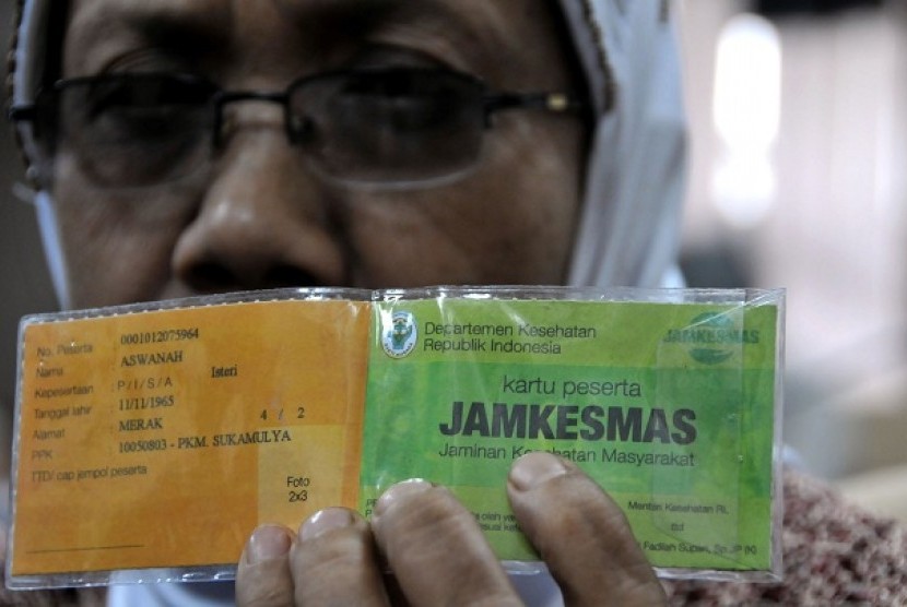 Pasien tidak mampu , Aswanah, menunjukkan kartu jamkesnas miliknya dalam testimoni pasien miskin atas pelayanan rumah sakit kepada dirinya di Departemen Kesehatan, Jakarta, Senin (8/2).A