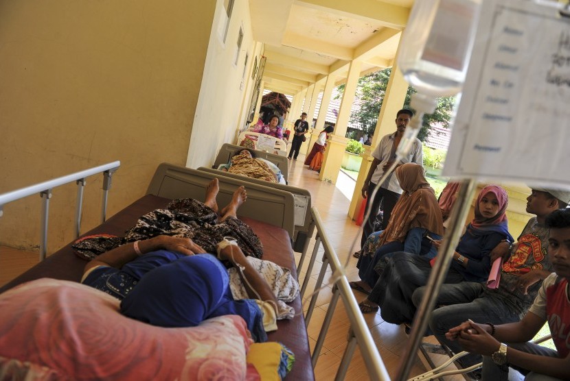 Pasien yang merupakan korban gempa dirawat di lorong RS Umum Kabupaten Pidie, Aceh, Kamis (8/12).