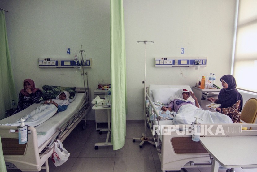 Pasien yang terjangkit Hepatitis A dirawat di RSUD Depok, Jawa Barat, Kamis (5/12/2019).