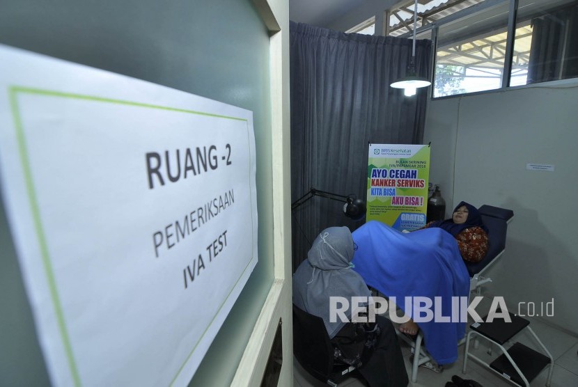 Pasien melakukan konsultan dengan bidan, saat pada Pemeriksaan masal Kanker Serviks Serentak melalui Ivatest, di klinik Pratama Medika Antapani, Jl Purwakarta, Kota Bandung, Jumat (29/7). (Mahmud Muhyidin)
