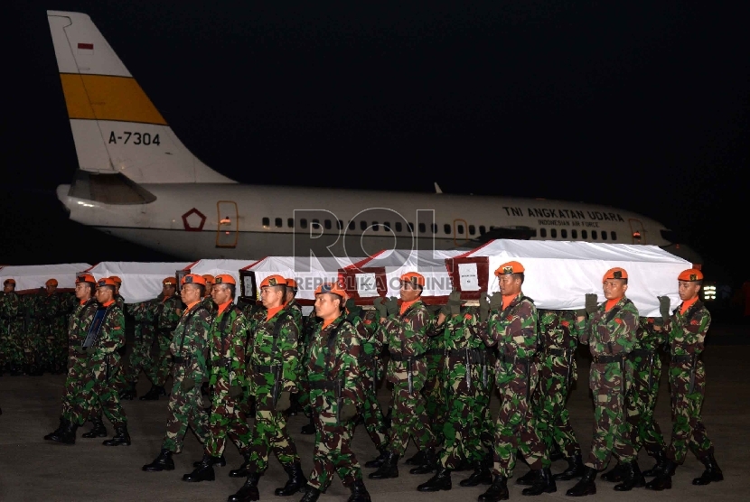 Paskhas TNI AU menggotong peti jenazah korban jatuhnya pesawat Hercules C–130 saat upacara pelepasan jenazah di Landasan Udara Militer Halim Perdanakusuma, Jakarta, Rabu (1/7).  (Republika/Yasin Habibi) 