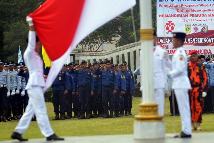 Paskibra mengibarkan bendera merah putih dalam upacara peringatan hari Sumpah Pemuda di Lapangan Tegar Beriman, Kabupaten Bogor, Jawa Barat, Jumat (28/10). 