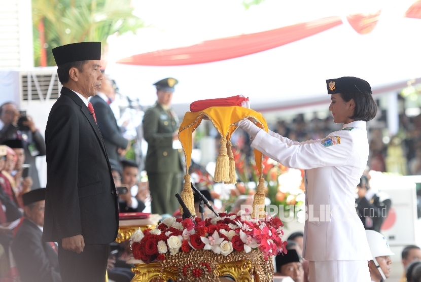 Paskibraka menerima bendera pusaka dari Presiden RI Joko Widodo pada  peringatan detik-detik proklamasi di Istana Merdeka, Jakarta, Rabu (17/8). (Foto: Wihdan Hidayat)