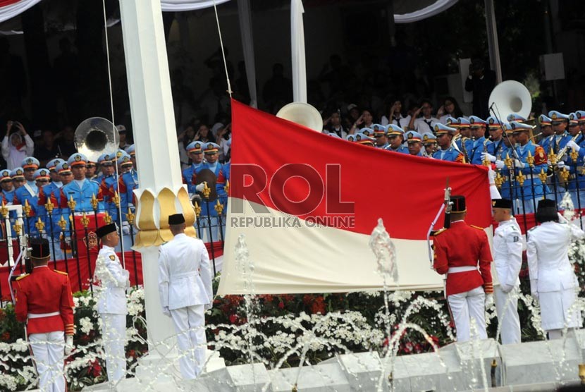  Paskibraka menurunkan bendera saat Upacara Penurunan Bendera Merah Putih pada Peringatan HUT ke-68 RI di Istana Merdeka, Jakarta, Sabtu (17/8).  (Republika/Aditya Pradana Putra)