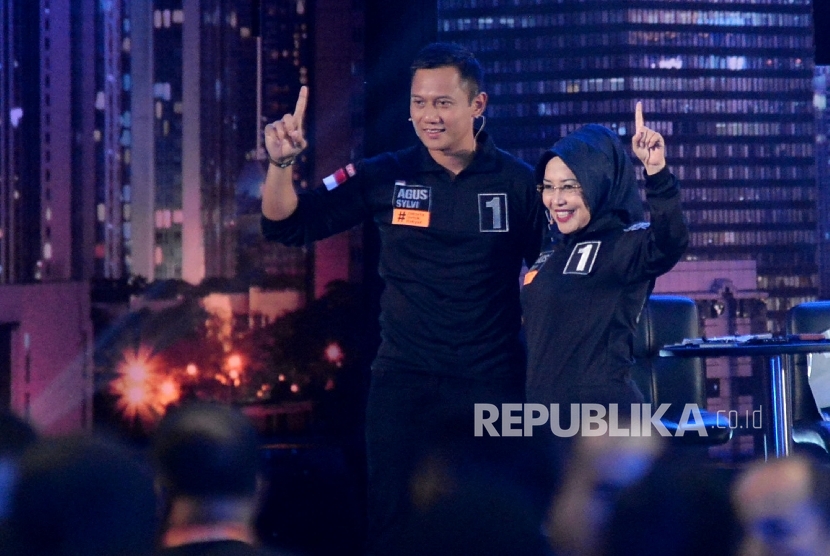 Paslon Cagub dan Cawagub DKI Jakarta Agus Harimurti Yudhoyono-Sylviana Murni usai mengikuti debat publik perdana di Jakarta, Jumat (13/1) malam.