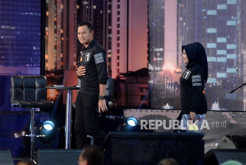 Paslon Cagub dan Cawagub DKI Jakarta Agus Harimurti Yudhoyono-Sylviana Murni saat mengikuti debat publik perdana di Jakarta, Jumat (13/1) malam