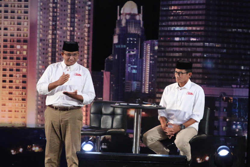 Paslon Cagub dan Cawagub DKI Jakarta Anies Baswedan-Sandiaga Uno saat mengikuti debat publik perdana di Jakarta, Jumat (13/1) malam. 