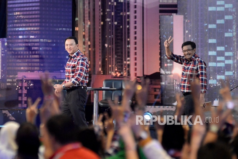 Paslon Cagub dan Cawagub DKI Jakarta Basuki Tjahaja Purnama-Djarot Saiful Hidayat saat mengikuti debat publik perdana di Jakarta, Jumat (13/1) malam