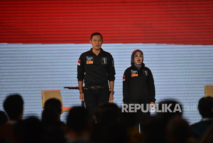Paslon Cagub dan Cawagub DKI Jakarta nomor urut 1 Agus-Sylvi mengikuti final debat pasangan calon di Jakarta, Jumat (10/2).