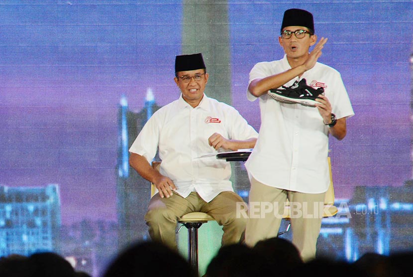 Paslon Cawagub DKI Jakarta nomor urut 3 Sandiaga Uno melepas sepatu saat berdebat.