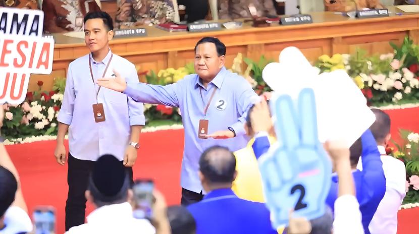 Paslon nomor urut 2 Prabowo Subianto berjoget usai pidato di KPU pada Selasa (14/11/2023).