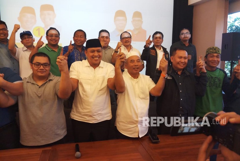 Paslon Nomor urut satu Pilwalkot Bekasi bersyukur menang dari hasil sementara penghitungan cepat yang dilakukan lembaga survey Median dan SRMC, Kota Bekasi, Rabu (27/6).