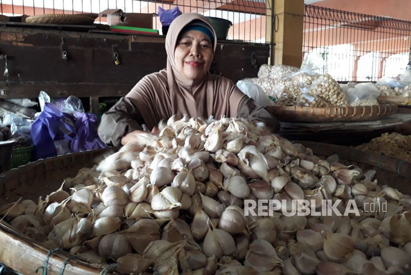 Pasokan bawang putih berkurang , jelang Imlek harga bawang putih naik, kata pedagang bawang Supri dan Daliyem   di pasar Beringharjo Yogyakarta, Selasa (6/2). 
