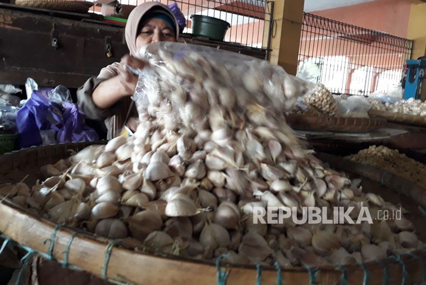 Pasokan bawang putih berkurang , jelang Imlek harga bawang putih naik, kata pedagang bawang Supri dan Daliyem   di pasar Beringharjo Yogyakarta, Selasa (6/2). 
