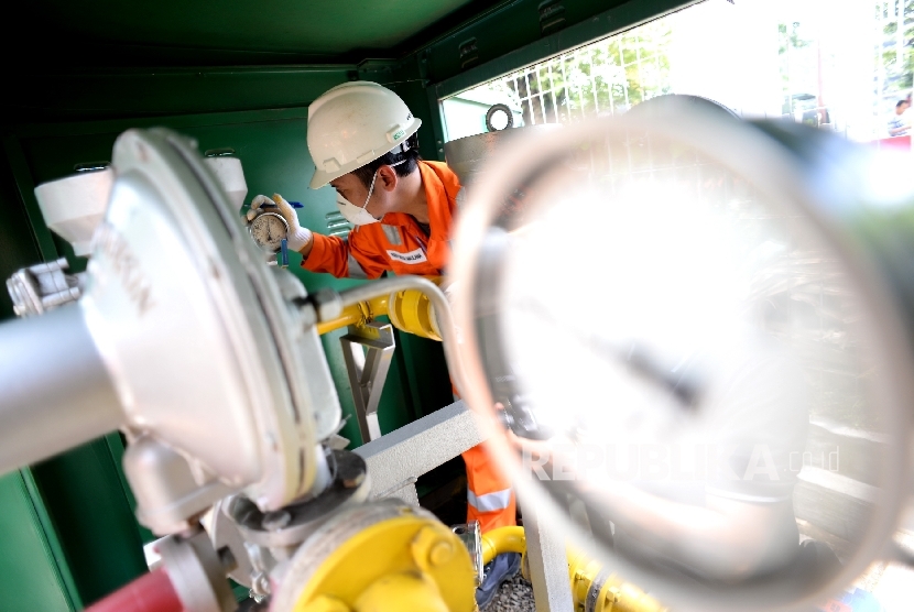 Pasokan Gas untuk Pusat Perbelanjaan. Petugas PT PGN memeriksa instalasi pipa gas Metering Regulating Station (MRS) di Bogor, Jawa Barat, Kamis (28/9). 